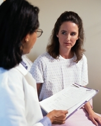 un profesional de salud consulta con su paciente