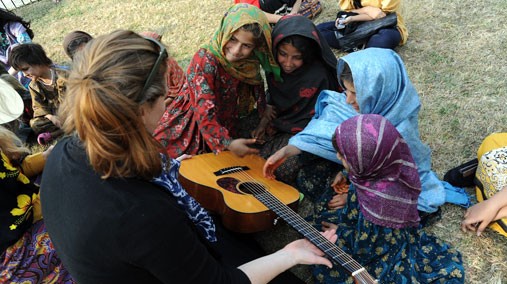 LettuceBee kids meet with Shelby Means of bluegrass band Della Mae in Islamabad, Pakistan, November 2012. [Photograph by Robert Raines, U.S. Embassy Islamabad/ Public Domain]