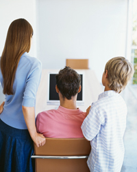 Una familia reunida junto a un computador