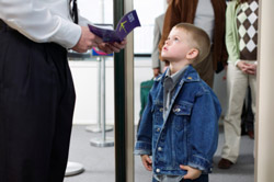 Foto de niño pasando por control de seguridad en un aeropuerto