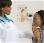 Foto: una mujer en una consulta médica con su profesional de la salud