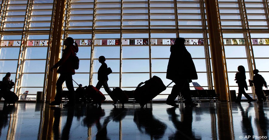 Travelers walk through the terminal at Ronald Reagan Washington National Airport, November 24, 2010. [AP File Photo]