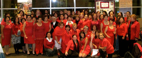Campeonas de La Clínica del Pueblo en Washington, DC, lideradas por la Campeona Edith Salazar, celebran la noche de 'Corazón a Corazón Mujeres de rojo unidas por la salud'.