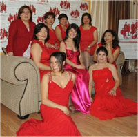 Promotoras vestidas de rojo.