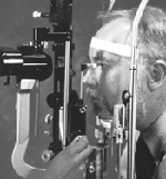 Foto de un hombre recibiendo un examen de los ojos.