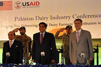Image Ambassador Olson and PM of Pakistan, Raja Pervaiz Ahsraf at a Dairy Conference