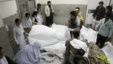 Nhân viên y tế và tình nguyện viên che phủ thi thể các nạn nhân vụ nổ bom, tại một bệnh viện ở Quetta, Pakistan, 16/2/2013