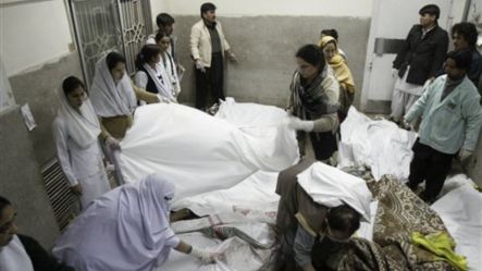 Nhân viên y tế và tình nguyện viên che phủ thi thể các nạn nhân vụ nổ bom, tại một bệnh viện ở Quetta, Pakistan, 16/2/2013