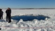 Miệng hố hình tròn trên lớp băng của Hồ Chebarkul nơi tin tức nói là mảnh vỡ của thiên thạch đã rớt xuống gần Chelyabinsk, cách Moscow khoảng 1500 kilomét về hướng đông, ngày 15/2/2013