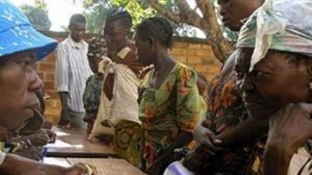 Les femmes font la queue lors d'une distribution de nourriture du Programme alimentaire mondial (PAM) à la paroisse Saint-Pierre à Gobongo, dans la banlieue nord de Bangui (Photo d'archives)