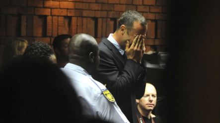 Oscar Pistorius, 26 ans, a laissé tomber son visage dans ses mains en entendant son inculpation.