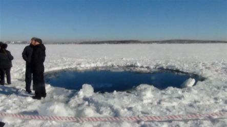 Dalgıçlar, donmuş göle çakılan meteorun parçasını aradı. Ancak donmuş yüzeyin altında yapılan aramalarda bir sonuç çıkmadı