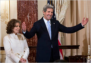 Тереза Хайнц Керри и Джон Керри стоят рядом (AP Images)