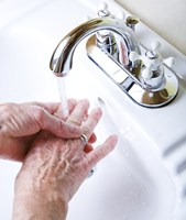 Una mujer se lava las manos