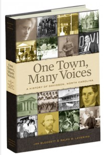 Jan Blodgett and Ralpy B. Levering.  One Town, Many Voices.