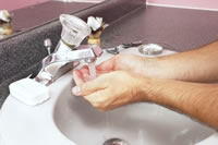Foto de un hombre lavandose sus manos