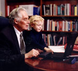 foto a color del Dr. Donald A.B. Lindberg con su nieto