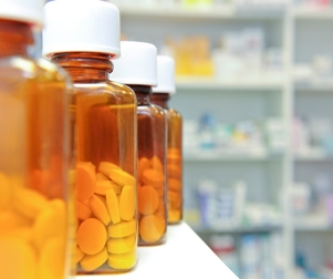 Una fotografía de envases de píldoras en una estantería