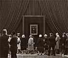 Image: Visitors line up for an opportunity to view Leonardo da Vinci's Mona Lisa, lent by the French government in January 1963 for a special exhibition at the National Gallery