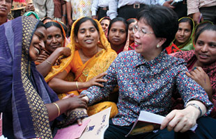 Dr Margaret Chan, WHO Director-General in conversation with a group of people.