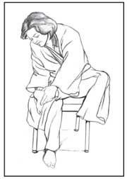 Ilustración de una mujer vestida con su bata de baño y sentada en una silla revisándose la planta del pie izquierdo
