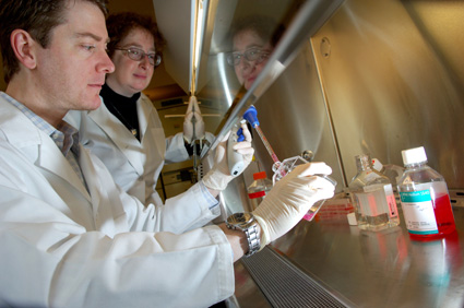 Physician-researcher trainee Edgar Charles and mentor Lynn Dustin