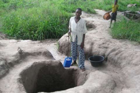  In Mopeia district, water was taken from rivers and unprotected wells, increasing the risk of cholera and other water-borne dis