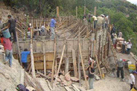 Farmers, villagers, and local officials together build reservoirs to supply water to farms in Santa Rosa de Ocana. 