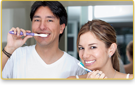 Una pareja de cepilla los dientes
