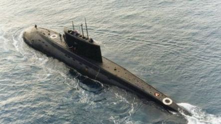 一艘伊朗购买的俄罗斯制造的基洛级柴电潜艇1996年12月23号的那个星期在地中海中央被一艘支援船（未在图中）拖行。
