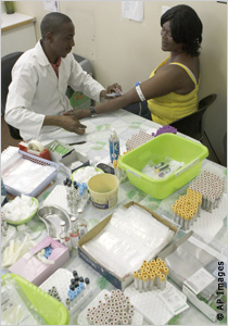 Médico ayuda a pacientes de VIH a seguir su rutina de medicamentos