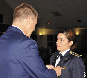 Primera piloto de combate de la República Dominicana asiste a escuela para oficiales de escuadrón