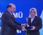 Arzu Kadumi, wife of missing Alhurra journalist Bashar Fahmi, receives the Ibrahim Keresteci Press Awards on his behalf.