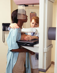Foto: Una mujer haciéndose una mamografía
