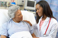 Foto: Doctora hablando con una paciente hospitalizada