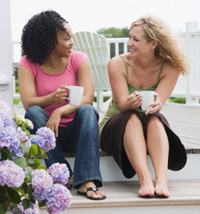 Dos mujeres hablando y tomando café