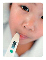 Niño con un termómetro en la boca.