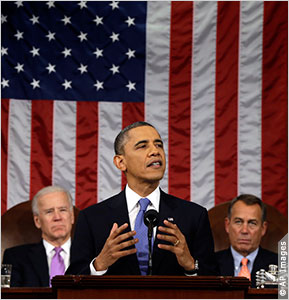 欧巴马总统在讲台上，身后为副总统拜登和约翰•博纳 (AP Images)