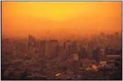 Vista del horizonte de la ciudad con una nube color naranja de la puesta del sol