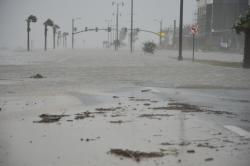 El agua y el viento azotan la autopista 90 en Gulfport debido al Huracán Isaac