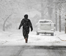 Una persona caminando en la nieve