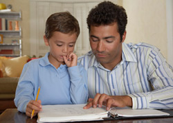 un padre ayudando a su hijo con sus estudios