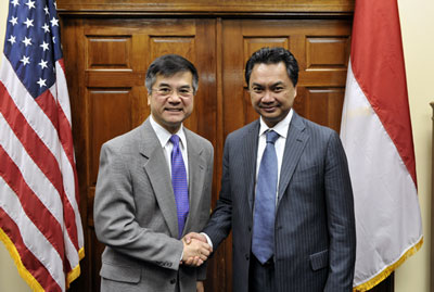 Secretary Gary Locke and the newly-appointed Ambassador of Indonesia, Dr. Dino Patti Djalal, shaking hands