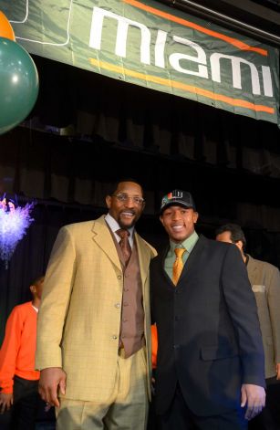 Ray Lewis III, right, poses for photos with his father, former Baltimore Ravens linebacker Ray Lewis Jr., during a national signing day ceremony in the Lake Mary Prep auditorium in Lake Mary, Fla., Wednesday, Feb. 6, 2013. Lewis signed a letter of intent to play football at the University of Miami, where his father also played college football. (AP Photo/Phelan M. Ebenhack) Photo: Phelan M. Ebenhack, Associated Press / FR121174 AP