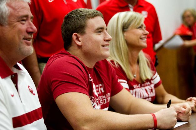 Oklahoma signee Matt Dimon, center, is flanked by his parents Rick and Cindi Dimon during a National Letter of Intent signing ceremony at Katy High School Wednesday, Feb. 6, 2013, in Katy. Photo: Brett Coomer, Houston Chronicle / © 2013 Houston Chronicle