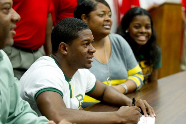 Baylor signee Kyle Fulks sits with his parents, Keith and LaShonda Fulks and his sister, Kierra, during a National Letter of Intent signing ceremony at Katy High School Wednesday, Feb. 6, 2013, in Katy. Photo: Brett Coomer, Houston Chronicle / © 2013 Houston Chronicle