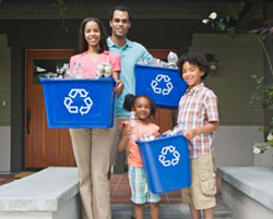 Foto de familia hispana reciclando
