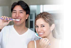Una pareja de cepilla los dientes