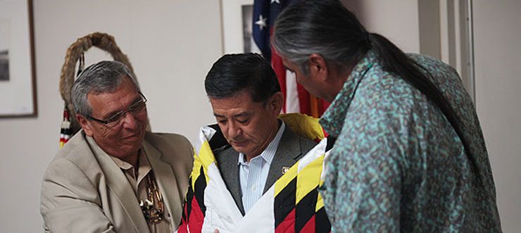 Secretary Eric Shinseki receiving a ceremonial blanket