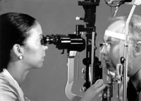 Foto de un hombre recibiendo un examen de los ojos.